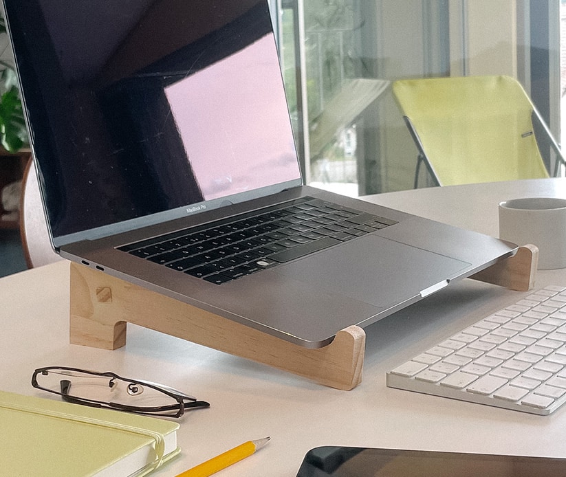 Petit support en bois design sur un bureau